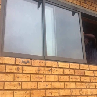 Pronksist alumiiniumist aknad