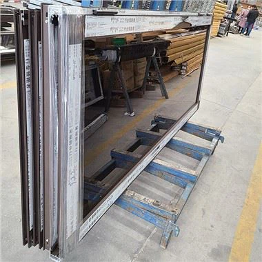 Alumiiniumist klaasitud uks