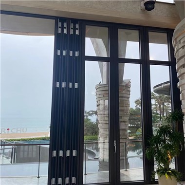 Alumiiniumist välisuks